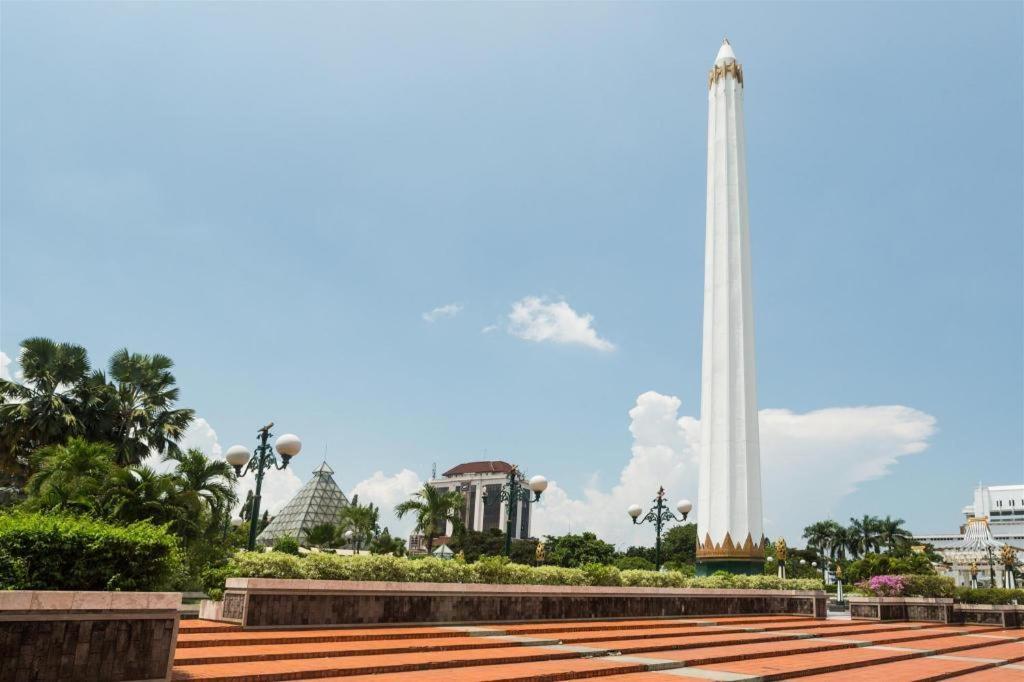 Oyo 235 Maumu Hotel & Lounge Сурабая Екстер'єр фото