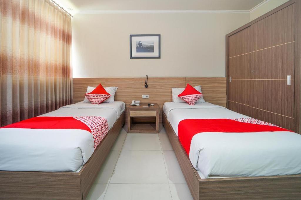 Oyo 235 Maumu Hotel & Lounge Сурабая Екстер'єр фото