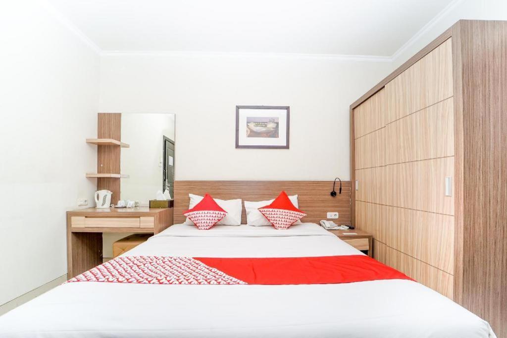Oyo 235 Maumu Hotel & Lounge Сурабая Екстер'єр фото