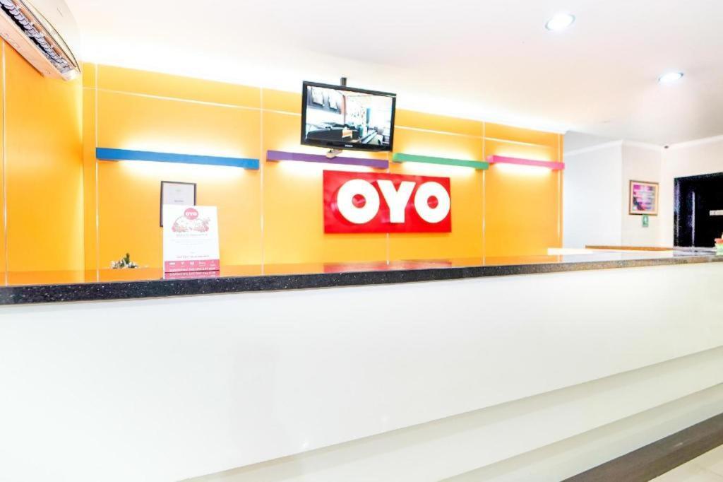 Oyo 235 Maumu Hotel & Lounge Сурабая Екстер'єр фото