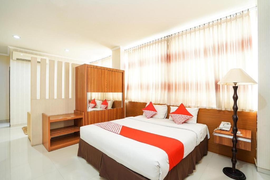 Oyo 235 Maumu Hotel & Lounge Сурабая Екстер'єр фото