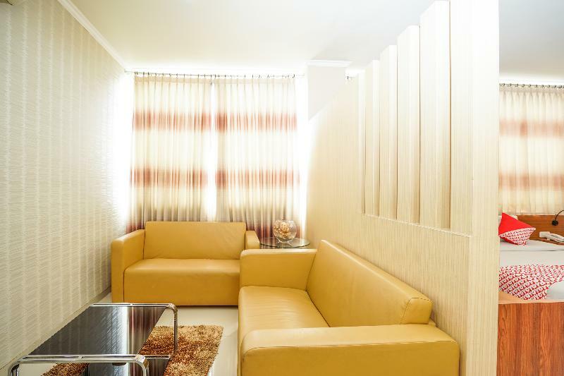 Oyo 235 Maumu Hotel & Lounge Сурабая Екстер'єр фото