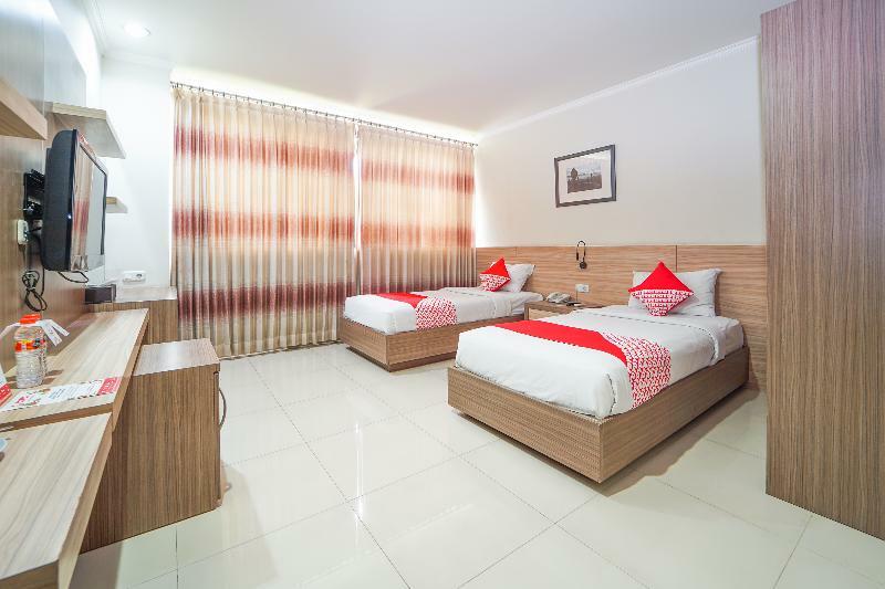 Oyo 235 Maumu Hotel & Lounge Сурабая Екстер'єр фото