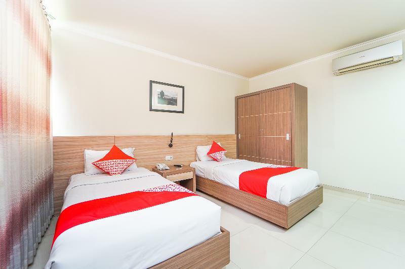 Oyo 235 Maumu Hotel & Lounge Сурабая Екстер'єр фото